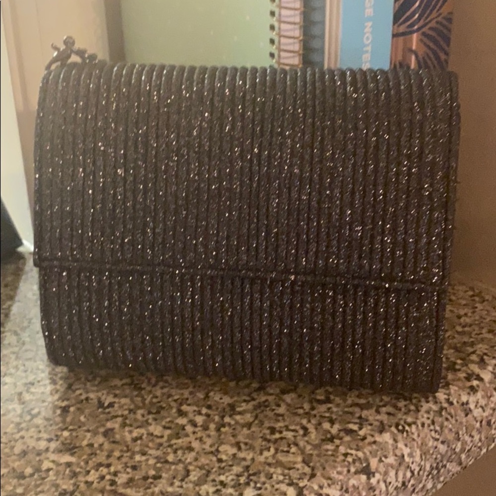 Black/ silver Glittered clutch w/ chain strap🔥